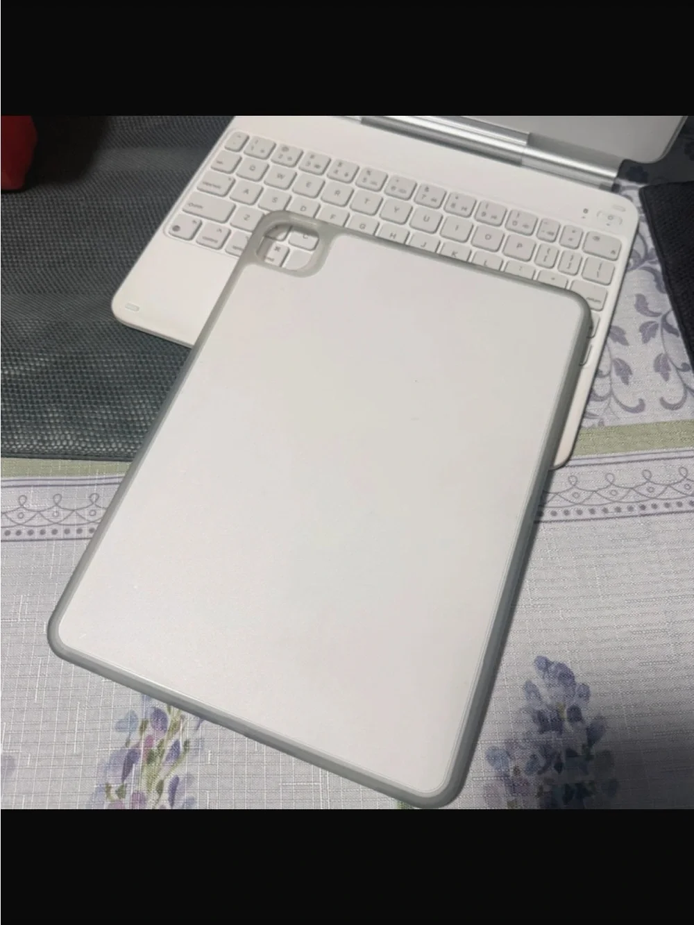 ESR Magic Keyboard for iPad